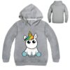 sweat-a-capuche-licorne-pour-fille-gris-1a.jpg Image d'un sweat-shirt gris à capuche avec un motif de licorne kawaii sur le devant. Un autre sweat-shirt uni est visible en arrière-plan., 45502397841663,45502397874431,45502397907199,45502397939967,45502397972735,45502398005503,45502398038271,45502398071039 | Licorne Shop