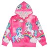 sweat-a-capuche-licorne-zippe-en-coton-doux-1a.jpg Veste à capuche rose vif avec des motifs d'licornes bleues et blanches, des arcs-en-ciel, des étoiles et des notes de musique. Capuche décorée de têtes d'licornes. Vêtement pour enfants., 45502394007807,45502394040575,45502394073343,45502394106111,45502394138879,45502394171647,45502394204415,45502394237183 | Licorne Shop