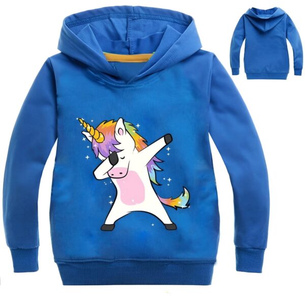 sweat-licorne-dab-bleu-1a.jpg Une illustration d'une licorne bleue avec une crinière arc-en-ciel qui fait un dab. La licorne est entourée d'étoiles et porte un sweat à capuche bleu.