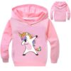 sweat-licorne-dab-fille-1a.jpg Une illustration d'une licorne rose et blanche qui fait le dab. La licorne a une crinière et une queue arc-en-ciel. Elle porte un sweat à capuche rose avec des étoiles blanches.