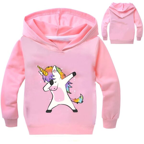sweat-licorne-dab-fille-1a.jpg Une illustration d'une licorne rose et blanche qui fait le dab. La licorne a une crinière et une queue arc-en-ciel. Elle porte un sweat à capuche rose avec des étoiles blanches.
