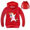 sweat-licorne-dab-rouge-1a.jpg Une illustration d'une licorne rose et blanche dansant le dab sur un sweat à capuche rouge pour enfant.