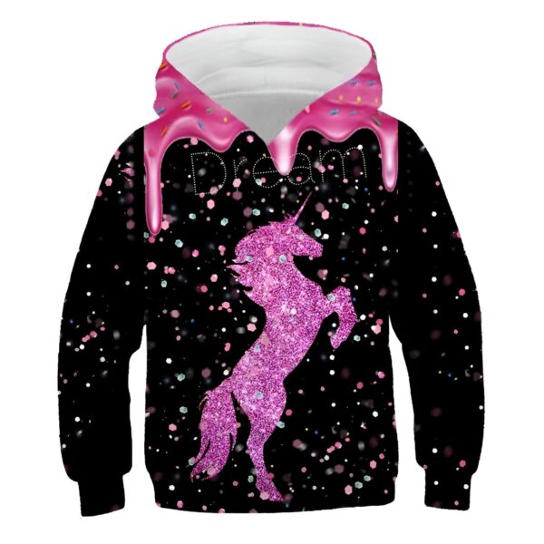 Une illustration d'un sweat à capuche noir avec un motif de licorne rose et le texte "Dream" écrit en lettres blanches.