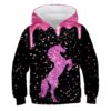 Une illustration d'un sweat à capuche noir avec un motif de licorne rose et le texte "Dream" écrit en lettres blanches.