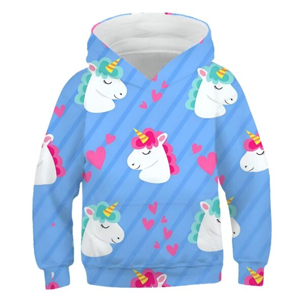 sweat-licorne-enfant-bleu-1a.jpg L'image représente un sweat à capuche bleu avec des motifs de licornes et de cœurs. La capuche est doublée de blanc.