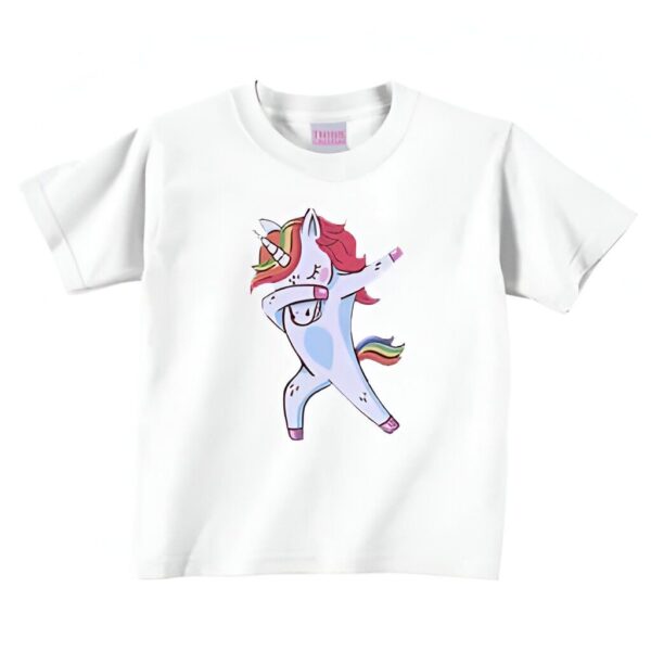 t-shirt-a-motif-licorne-dab-1a.jpg T-shirt blanc avec un motif d'une licorne faisant le "dab". La licorne a une crinière rouge, une corne multicolore et une queue arc-en-ciel. Style de dessin animé mignon., 45502326571263,45502326604031,45502326636799,45502326669567,45502326702335,45502326735103,45502326767871,45502326800639 | Licorne Shop