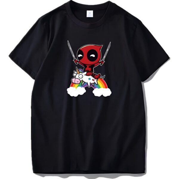 t-shirt-humoristique-deadpool-licorne-1a.jpg T-shirt noir avec motif de Deadpool chevauchant une licorne sur un arc-en-ciel. Deadpool tient des épées. Illustration colorée et amusante, idéale pour les fans de Marvel. Vêtement décontracté pour hommes et femmes., 45502330798335,45502330831103,45502330863871,45502330896639,45502330929407,45502330962175,45502330994943,45502331027711 | Licorne Shop