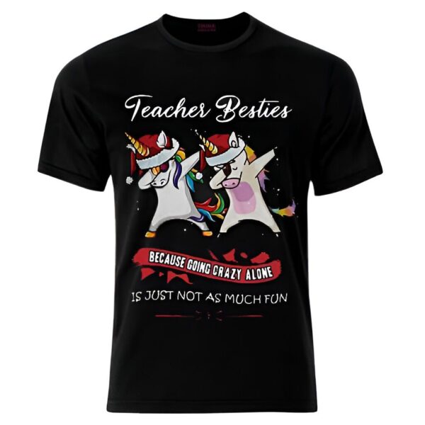 t-shirt-humoristique-licorne-dabbing-pour-enseignant-1a.jpg T-shirt noir avec l'inscription "Teacher Besties" et l'image de deux licornes portant des bonnets de Noël faisant une danse "dab". Le t-shirt a aussi le texte "Because going crazy alone is just not as much fun"., 45502304256255,45502304289023,45502304321791,45502304354559,45502304387327,45502304420095,45502304452863,45502304485631 | Licorne Shop