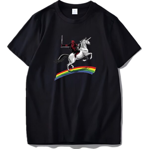 t-shirt-imprime-deadpool-licorne-arc-en-ciel-1a.jpg T-shirt noir avec un dessin de Deadpool chevauchant une licorne blanche au-dessus d'un arc-en-ciel. Un design humoristique et original pour les fans du super-héros Marvel et des créatures mythiques., 45502331322623,45502331355391,45502331388159,45502331420927,45502331453695,45502331486463,45502331519231,45502331551999 | Licorne Shop