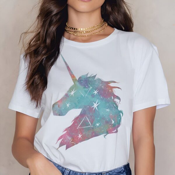 t-shirt-imprime-licorne-galaxie-1a.jpg Gros plan d'une femme portant un t-shirt blanc orné d'une illustration de tête de licorne multicolore., 45502324277503,45502324310271,45502324343039,45502324375807,45502324408575,45502324441343,45502324474111,45502324506879 | Licorne Shop