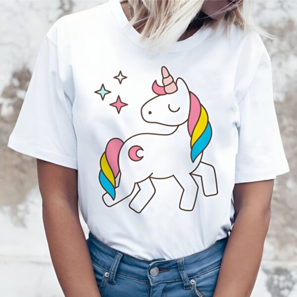 t-shirt-licorne-adulte-1a.jpg Une illustration d'une licorne blanche avec une crinière et une queue arc-en-ciel. La licorne est entourée d'étoiles et de lunes.