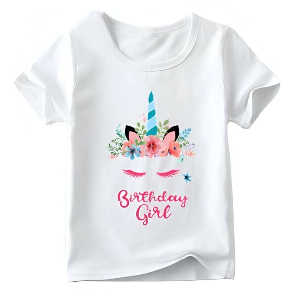 t-shirt-licorne-anniversaire-pour-fille-1a.jpg T-shirt blanc enfant avec imprimé licorne florale et l'inscription "Birthday Girl", idéal pour une fête d'anniversaire. Vêtement mignon et festif., 45502336041215,45502336073983,45502336106751,45502336139519,45502336172287,45502336205055,45502336237823,45502336270591 | Licorne Shop