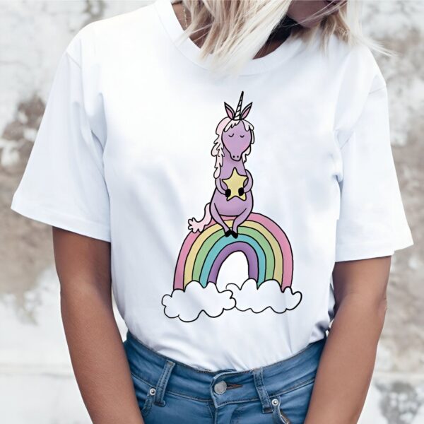 t-shirt-licorne-arc-en-ciel-de-nuit-1a.jpg licorne violette tenant une étoile jaune sur un arc-en-ciel