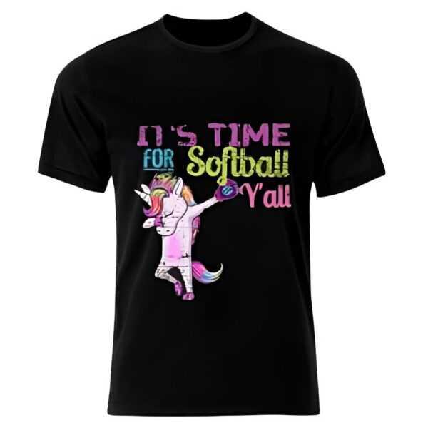 t-shirt-licorne-avec-dab-et-balle-de-softball-1a.jpg T-shirt noir avec un motif coloré d'une licorne faisant un dab, portant un gant de baseball et le texte "It's Time For Softball Y'all". Parfait pour les fans de softball et les amateurs de licornes., 45502329585919,45502329618687,45502329651455,45502329684223,45502329716991,45502329749759,45502329782527,45502329815295 | Licorne Shop