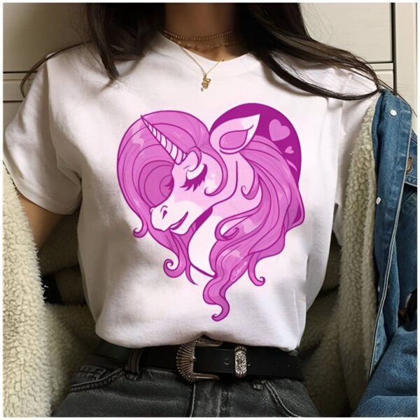 t-shirt-licorne-coeur-femme-1a.jpg Une illustration d'une licorne rose avec une crinière et une queue violettes. La licorne est entourée d'un cœur violet.