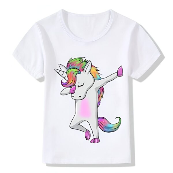 t-shirt-licorne-colore-1a.jpg Une illustration d'une licorne blanche dansant le dab. La licorne a une crinière et une queue arc-en-ciel. Elle porte également des chaussures roses.