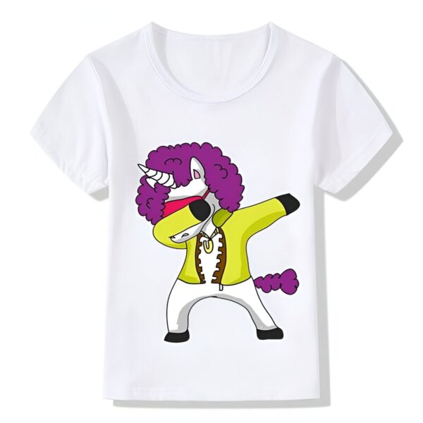 t-shirt-licorne-corne-longue-1a.jpg Une illustration d'une licorne violette portant un bandeau et une veste jaune avec des lunettes de soleil. La licorne est en train de danser le dab.