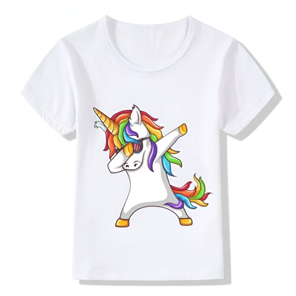 t-shirt-licorne-dab-fille-1a.jpg Une illustration d'une licorne blanche avec une crinière et une queue arc-en-ciel. La licorne porte des lunettes de soleil et fait un dab.
