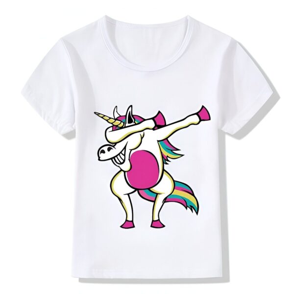 t-shirt-licorne-dab-humour-1a.jpg Une illustration d'une licorne rose et blanche qui fait le dab. La licorne a une crinière et une queue arc-en-ciel. Elle porte un nœud papillon rose. Le fond est blanc.