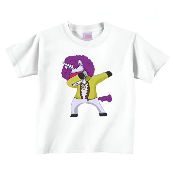 t-shirt-licorne-dabbing-drole-1a.jpg T-shirt blanc avec illustration d'une licorne faisant un dab. L'animal a une crinière violette, une veste jaune et fait un dab. Vêtement décontracté et amusant., 45502330536191,45502330568959,45502330601727,45502330634495,45502330667263,45502330700031,45502330732799,45502330765567 | Licorne Shop