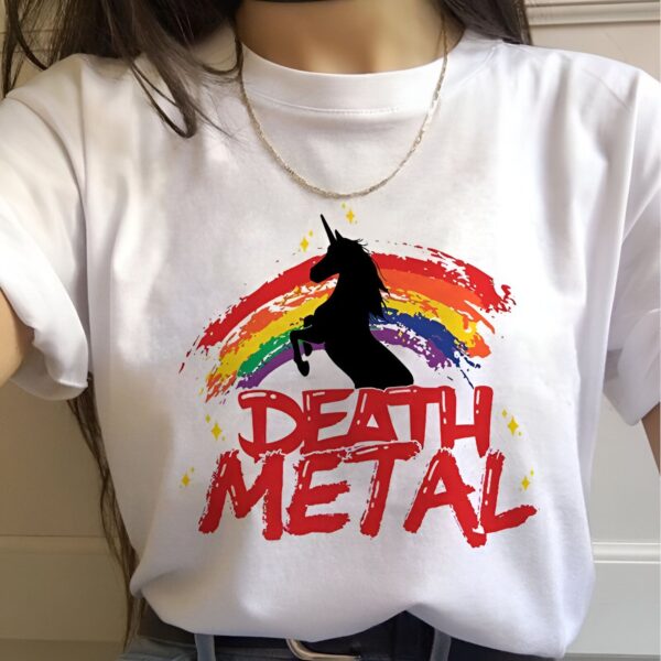 t-shirt-licorne-death-metal-1a.jpg Une image d'un t-shirt blanc avec un imprimé d'un cheval noir cabré sur un arc-en-ciel. Le texte "Death Metal" est écrit en rouge en dessous du cheval.