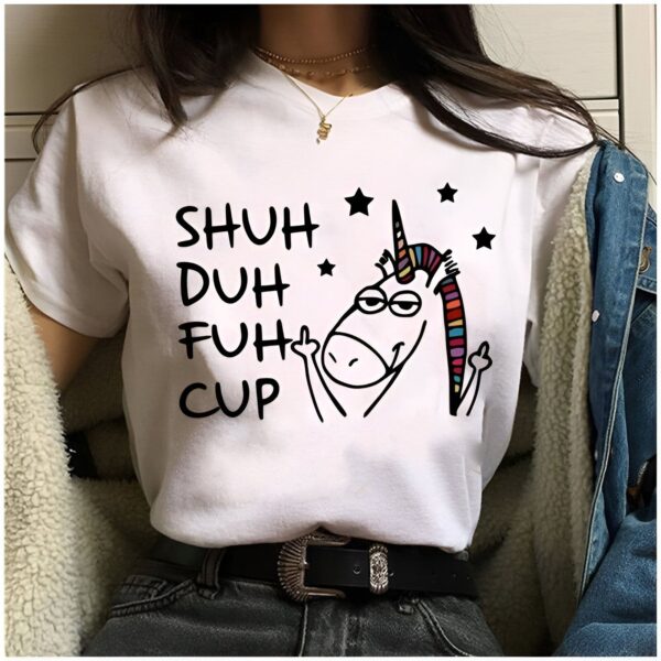 t-shirt-licorne-doigt-d-honneur-1a.jpg Une image d'une licorne qui fait un doigt d'honneur avec les mots "shuh duh fuh cup" écrits au-dessus d'elle. La licorne est entourée d'étoiles.