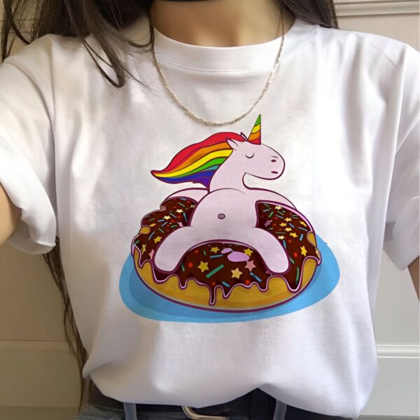 t-shirt-licorne-donut-1a.jpg Une illustration d'une licorne allongée sur un donut géant. La licorne est blanche avec une crinière arc-en-ciel et le donut est marron avec des pépites de chocolat.