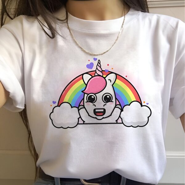 Une illustration d'une licorne blanche avec une crinière rose qui dépasse d'un nuage arc-en-ciel. La licorne a les yeux fermés et sourit.