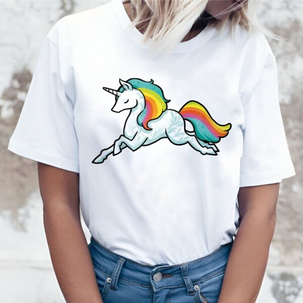 Une illustration d'une licorne blanche avec une crinière et une queue arc-en-ciel. La licorne est en train de courir.