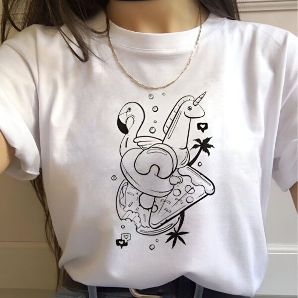 t-shirt-licorne-flamant-rose-1a.jpg Le dessin représente un t-shirt blanc avec un dessin d'un flamant rose, d'une licorne et d'une pizza. Le flamant rose est assis sur une bouée, la licorne est debout à côté de la bouée et la pizza est posée sur le sol. Il y a aussi des palmiers et des bulles dans le dessin.