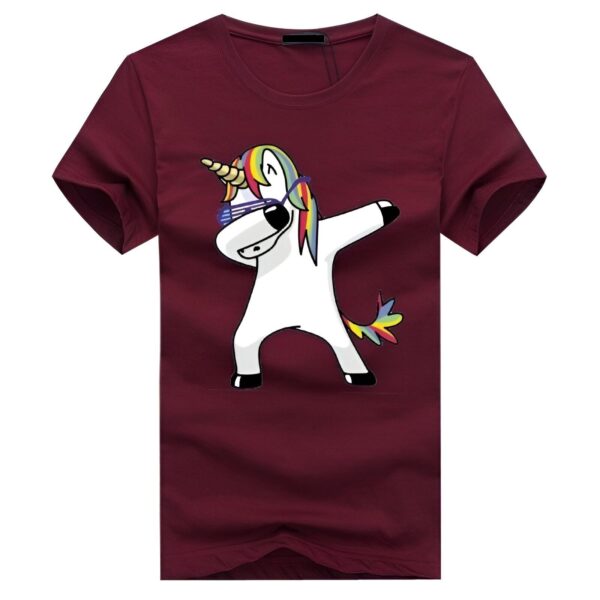 t-shirt-licorne-homme-bordeaux-1a.jpg Une illustration d'une licorne blanche avec une crinière arc-en-ciel qui fait un dab. La licorne porte des lunettes de soleil et a une expression faciale confiante. Le fond est rouge.