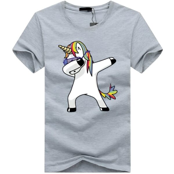 t-shirt-licorne-homme-gris-1a.jpg Une illustration d'une licorne dansant le dab. La licorne est blanche avec une crinière et une queue arc-en-ciel. Elle porte des lunettes de soleil et a une expression faciale amusée. Le t-shirt est gris.