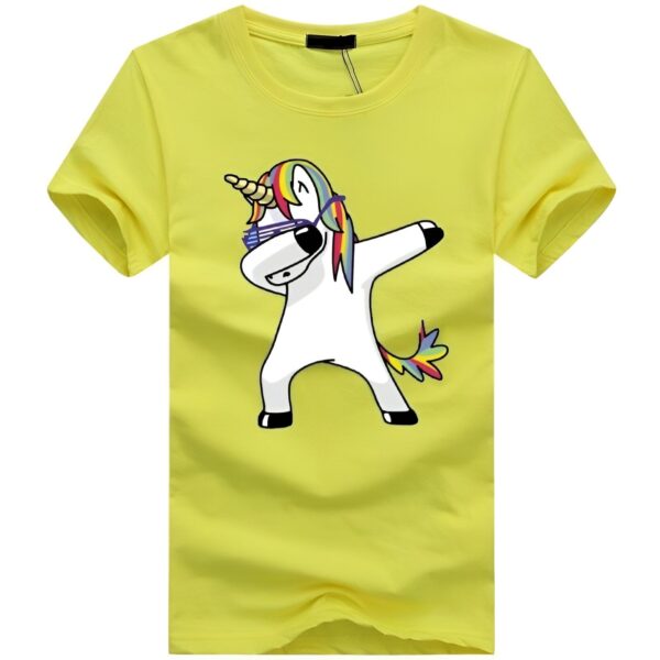 t-shirt-licorne-homme-jaune-1a.jpg Une illustration d'une licorne blanche dansant le dab. La licorne porte des lunettes de soleil et a une crinière et une queue arc-en-ciel. Le fond est jaune.