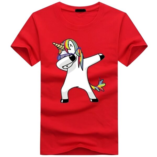 t-shirt-licorne-homme-rouge-1a.jpg Une illustration d'une licorne blanche avec une crinière arc-en-ciel, portant des lunettes de soleil et faisant le dab. La licorne est sur un t-shirt rouge.