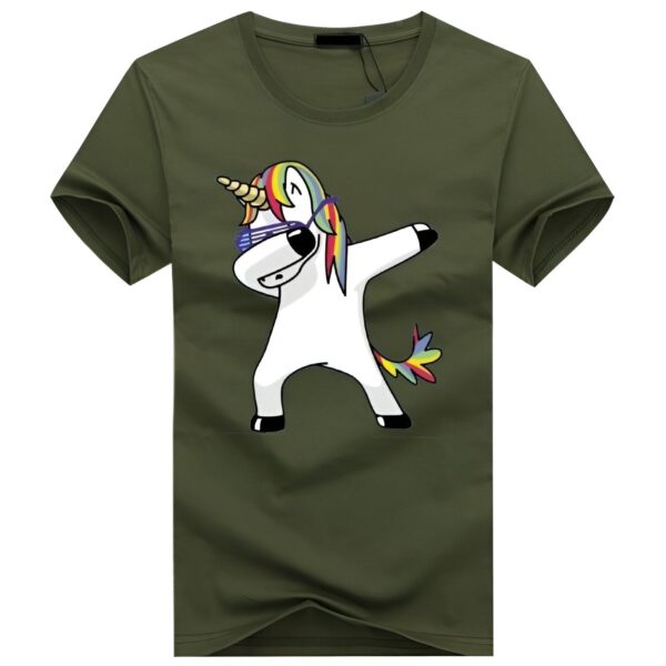 t-shirt-licorne-homme-vert-1a.jpg Une illustration d'une licorne blanche dansant le dab avec des lunettes de soleil arc-en-ciel et une crinière arc-en-ciel.