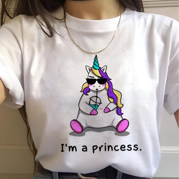 Une image d'une licorne avec des lunettes de soleil et une chaîne en or autour du cou. La licorne est en train de boire dans une tasse. Le texte en dessous de l'image dit "I'm a princess".