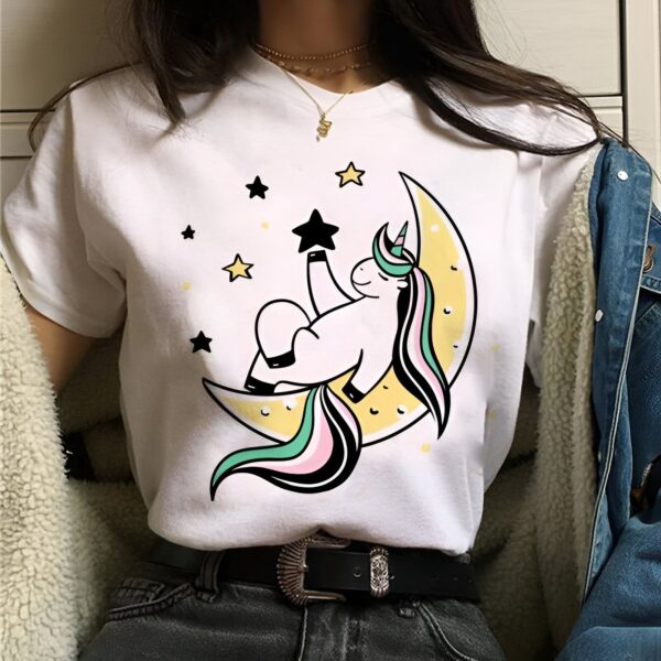 Une illustration d'une licorne allongée sur une lune. La licorne est blanche avec une crinière et une queue arc-en-ciel. La lune est jaune avec des étoiles noires et blanches.