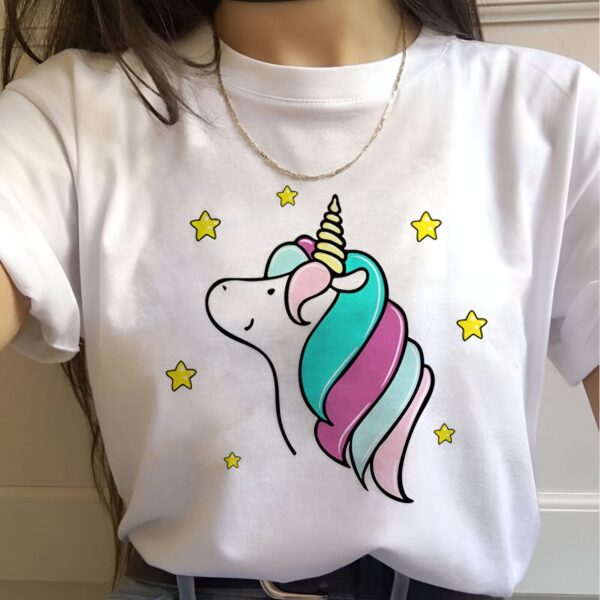 t-shirt-licorne-magique-1a.jpg Une illustration d'une licorne blanche avec une crinière multicolore et une corne jaune. La licorne est entourée d'étoiles jaunes.