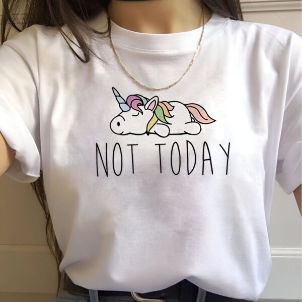t-shirt-licorne-paresseux-1a.jpg Une image d'une licorne endormie avec un texte en anglais "Not today".