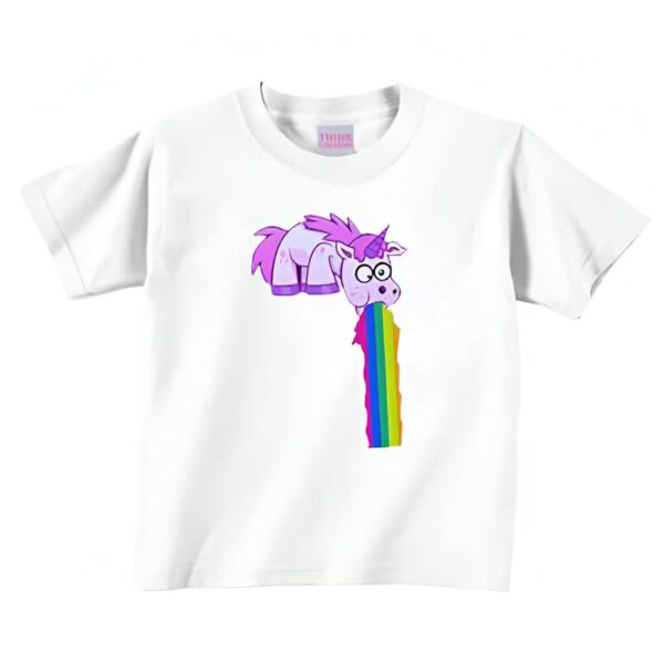 t-shirt-licorne-qui-vomit-un-arc-en-ciel-1a.jpg T-shirt blanc avec un dessin d'un licorne violet vomissant un arc-en-ciel. Image humoristique, design unique pour enfants et adultes. Disponible en différentes tailles., 45502305501439,45502305534207,45502305566975,45502305599743,45502305632511,45502305665279,45502305698047,45502305763583 | Licorne Shop