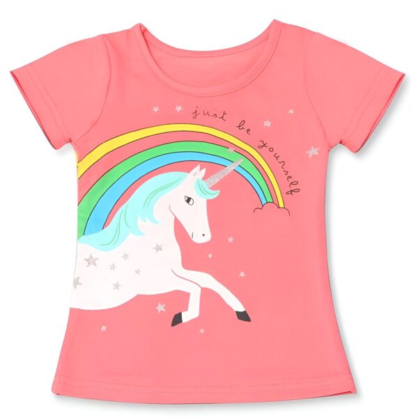 t-shirt-licorne-rouge-fille-1a.jpg Une illustration d'une licorne blanche avec une crinière et une queue arc-en-ciel. La licorne est entourée d'étoiles et de nuages. Le texte "Just be yourself" est écrit au-dessus de la licorne.