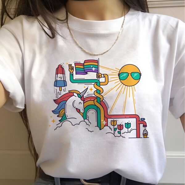 t-shirt-licorne-soleil-femme-1a.jpg Une illustration d'une licorne avec une crinière arc-en-ciel, tenant un drapeau arc-en-ciel dans sa bouche. Il y a un soleil avec des lunettes de soleil, des nuages, des fleurs et un arc-en-ciel.