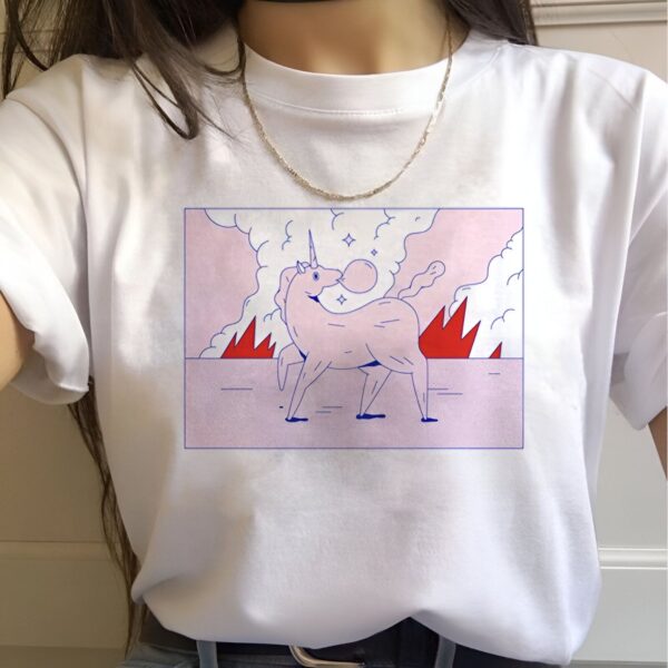 t-shirt-licorne-vintage-1a.jpg Une illustration d'un t-shirt blanc avec un dessin d'une licorne rose qui crache une bulle de chewing-gum. La licorne est entourée de flammes et de nuages.