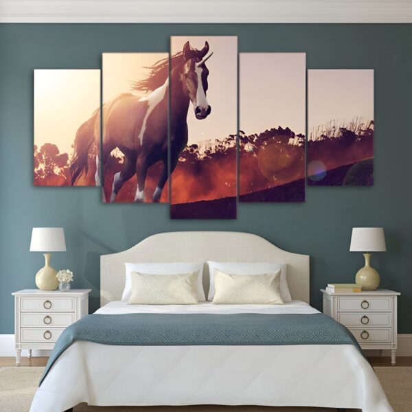 tableau-licorne-animal-unicorne-1a.jpg L'image représente un cheval courant dans un champ. Le cheval est brun et blanc, et il a une crinière et une queue blanches. Il court vers la droite de l'image, et on peut voir ses sabots en l'air. Le fond de l'image est un coucher de soleil, et on peut voir des arbres et des montagnes dans le lointain.