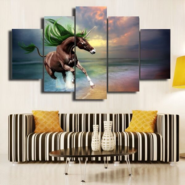 tableau-licorne-au-galop-1a.jpg Une peinture d'une licorne verte galopant sur une plage. La licorne est représentée avec une crinière et une queue vertes, un corps marron et une corne blanche. Elle court sur une plage de sable fin avec des vagues qui s'écrasent sur le rivage. Le ciel est représenté avec un dégradé de couleurs allant du jaune au violet.