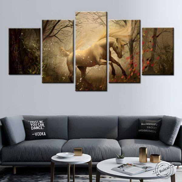 tableau-licorne-cheval-blanc-1a.jpg Une peinture d'une licorne blanche courant dans une forêt. La licorne est représentée avec une crinière et une queue dorées, et elle est entourée d'arbres et de feuilles. La peinture est réalisée dans un style réaliste et les couleurs sont vives et éclatantes.