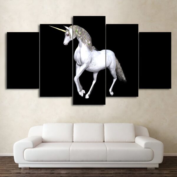 tableau-licorne-corne-unique-1a.jpg Une image d'une licorne blanche avec une crinière et une queue roses. La licorne se tient sur un fond noir.