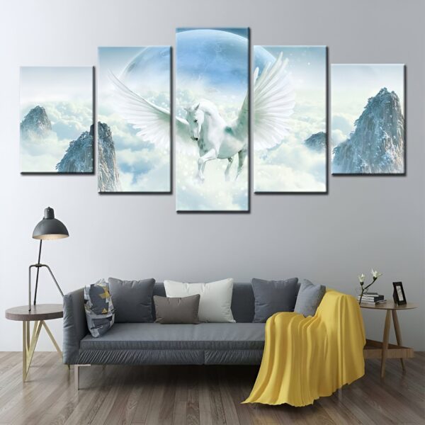 tableau-licorne-creature-legendaire-1a.jpg Une image fantastique d'une licorne ailée blanche volant au-dessus des nuages avec une montagne enneigée en arrière-plan.
