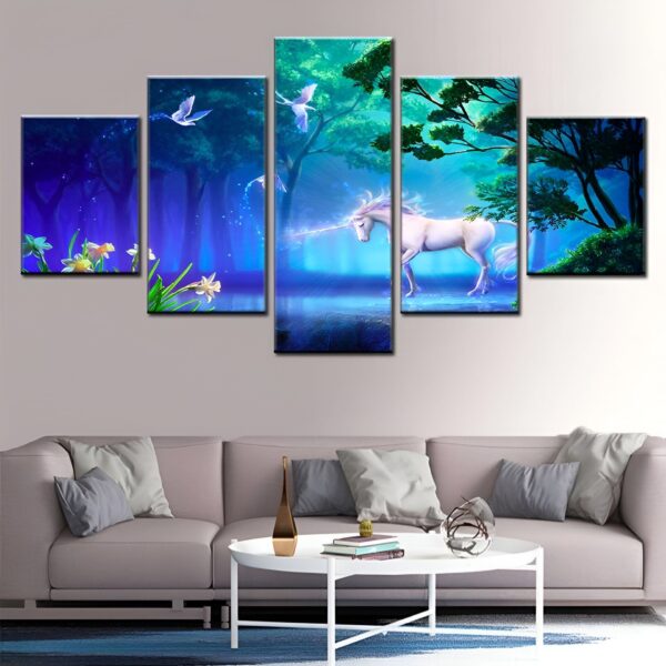 tableau-licorne-eau-douce-1a.jpg Une peinture en cinq parties représentant une forêt enchantée. On y voit une licorne blanche marchant au bord d'un lac, entourée d'arbres et de fleurs. Des oiseaux volent dans le ciel et des papillons virevoltent autour de la licorne. La forêt est éclairée par une lumière magique.