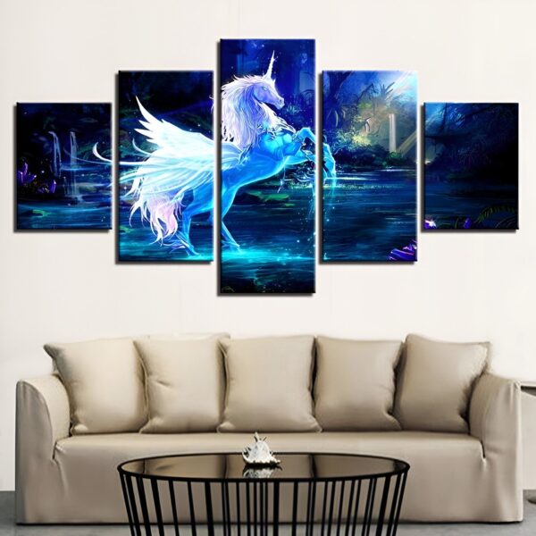 tableau-licorne-fantastique-1a.jpg Une peinture d'une licorne ailée blanche et majestueuse se dressant sur l'eau. La licorne est entourée d'une forêt enchantée et d'une cascade. L'eau est d'un bleu cristallin et la forêt est d'un vert émeraude. La peinture est très détaillée et les couleurs sont vives et éclatantes.